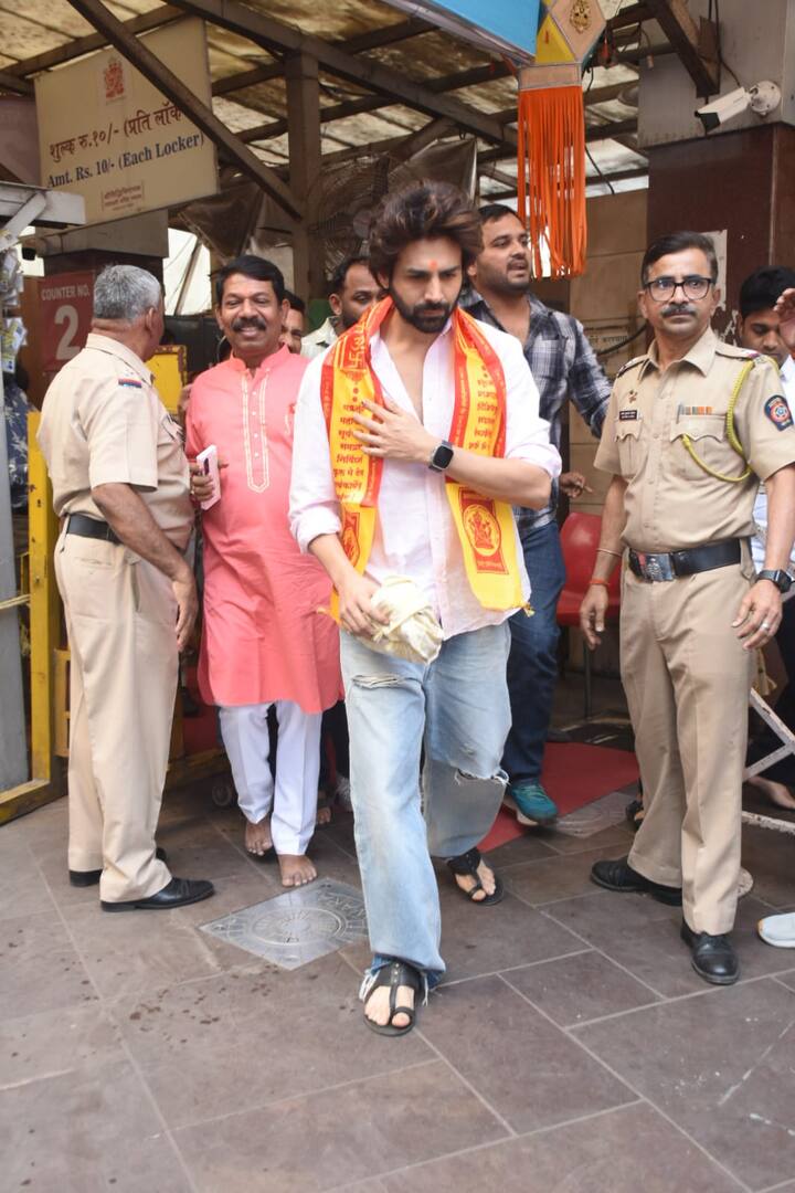 कार्तिक के गले में लाल और पीले रंग का श्लोक लिखा हुआ साफा भी दिख रहा था.