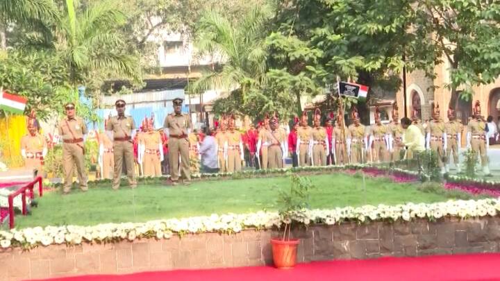 26/11 च्या हल्ल्यात मुकाबला करताना शहीद झालेल्या जवानांना मुंबईच्या पोलीस मुख्यालयात आदरांजली देण्यात आली.