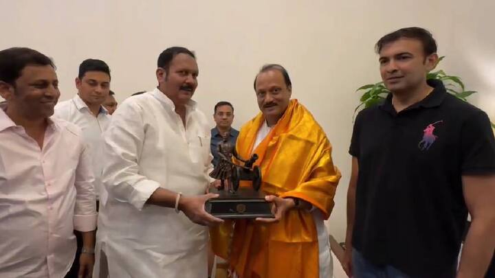 राष्ट्रवादी काँग्रेस पक्षाचे राष्ट्रीय अध्यक्ष आणि उपमुख्यमंत्री अजित पवार यांची खासदार छत्रपती उदयनराजे भोसले यांनी देवगिरी बंगल्यावर जाऊन भेट घेतली.