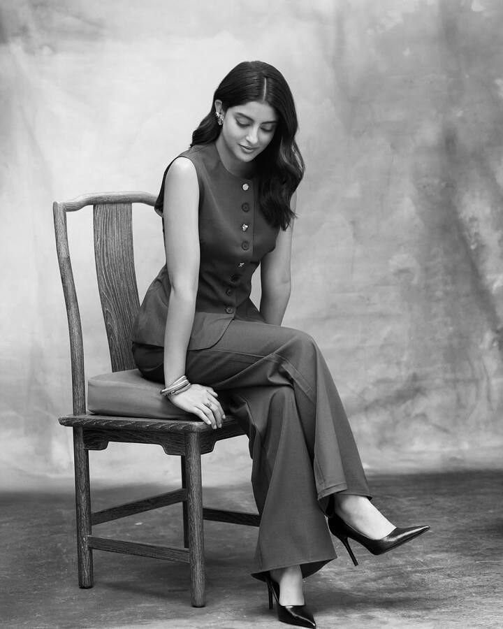 She finished off her sophisticated, formal look with a pair of black high heels, elongating her silhouette.