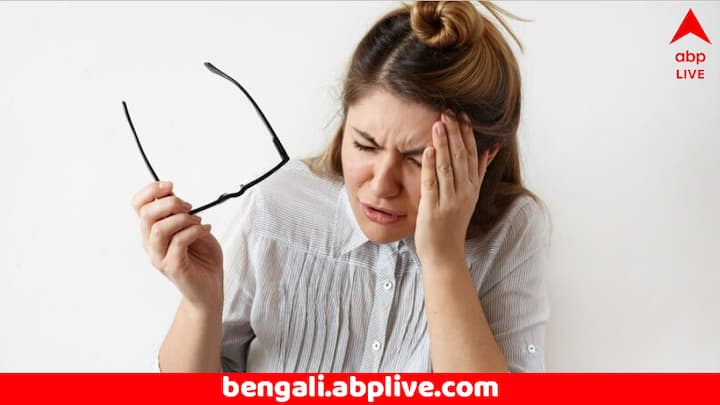 Eyesight: চোখের জন্য ভরপুর ভিটামিন সমৃদ্ধ খাবার খেতে বলেন চিকিৎসকেরা। কিন্তু একটি ভিটামিনের মাত্রা শরীরে বাড়লে সমস্যা হতে পারে। এর কারণে দৃষ্টিশক্তি কমে আসে, চোখে ঝাপসা দেখা শুরু হয়।