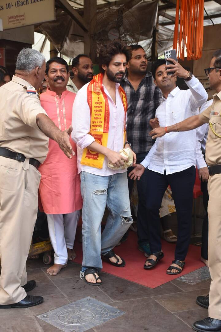 कार्तिक इस तस्वीर में मंदिर में बप्पा के दर्शन करने के बाद बाहर आते हुए दिख रहे हैं.