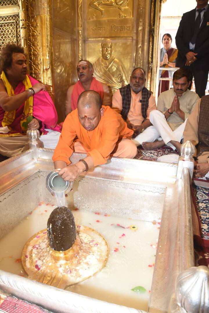 सीएम योगी आदित्यनाथ ने केसरिया साफा सर पर बांधा था और उनके इस बात की भी चर्चा पूरे जनपद में है कि उन्होंने इस पुराने कॉलेज को विश्वविद्यालय बनाने की तरफ भी प्राथमिकता जता दी हैं.