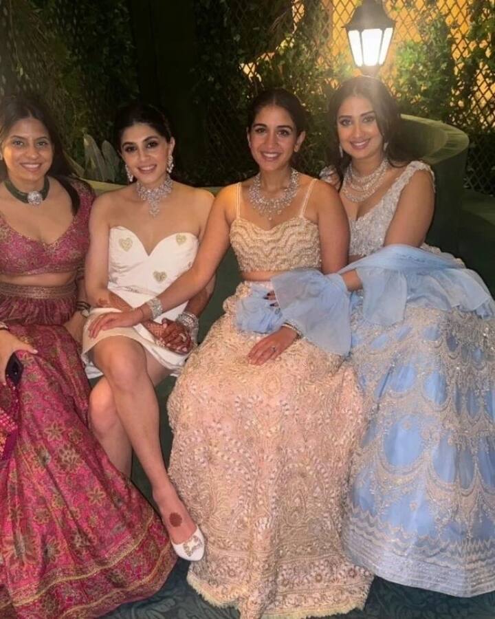 राधिका मर्चेंट की दोस्त की हाल ही में शादी हुई है. जिसमें राधिका खूब मस्ती करती हुईं नजर आईं.