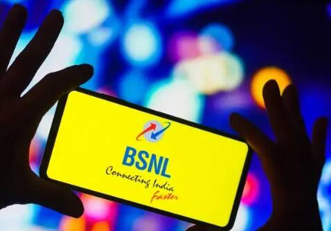 જો તમે BSNL યુઝર છો, તો BSNL એ તમારા માટે ખૂબ જ સારો રિચાર્જ પ્લાન રજૂ કર્યો છે. BSNLના નવા પ્લાનમાં તમે લાંબા સમય સુધી અનલિમિટેડ કોલિંગનો લાભ મેળવી શકો છો. BSNLનો આ પ્લાન પ્રીપેડ પ્લાન છે, જેની કિંમત 999 રૂપિયા છે. ચાલો જાણીએ BSNLના આ નવા રૂ. 999 પ્લાન વિશે.