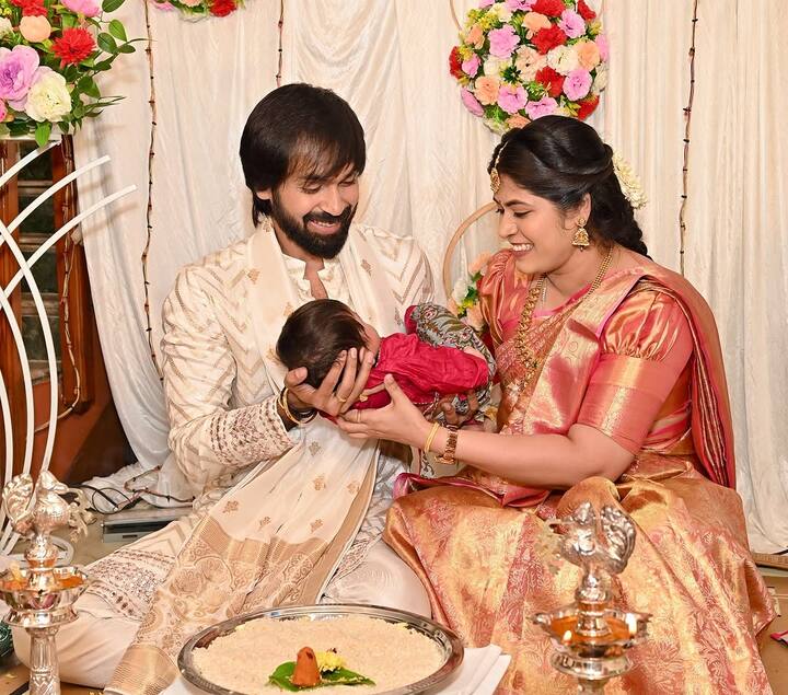 తన కొడుకుకి నామకరణం చేశారు. దానికి సంబంధించిన ఫోటోలను, పేరును సోషల్ మీడియాలో షేర్ చేసుకున్నాడు. ధృవ నాగులపల్లిగా అతనికి పేరు పెట్టారు. (Images Source : Instagram/Maanas Nagulapalli)