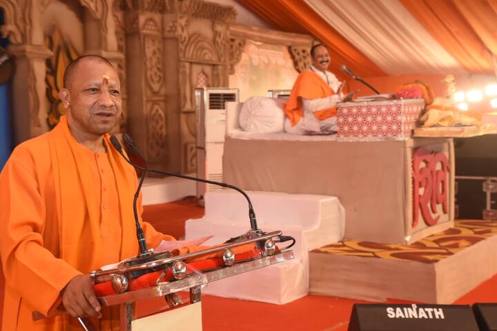 इस अवसर पर  चार लाख श्रद्धालु पंडाल में मौजूद रहे.सीएम योगी आदित्यनाथ ने भी श्रद्धालुओं के साथ कथा श्रवण किया.