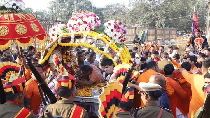 Ujjain Mahakal Sawari: अगहन मास के दूसरे सोमवार को महाकाल की सवारी राजसी अंदाज में निकाली गयी. प्रमुख मार्गों से होती हुई बाबा की सवारी शिप्रा के तट पर पहुंची.