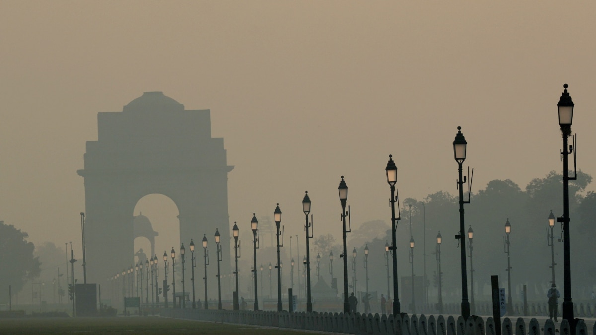 Delhi Weather: दिल्ली में चली हवा तो बढ़ी ठंड, प्रदूषण से राहत, जानें मौसम कब लेगा करवट?