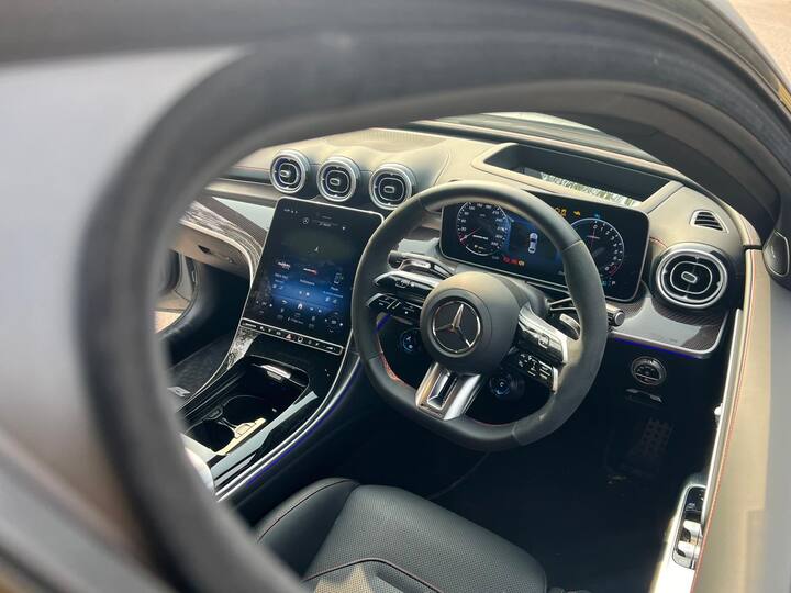 এএমজি গ্রিলের পাশাপাশি 20-ইঞ্চি অ্যালয় ও আলাদা একজস্ট পাইপ দেওয়া হয়েছে গাড়িতে।  এই সব সাধারণ সি-ক্লাসের থেকে আলাদা। ভিতরেও C63-এ স্পোর্ট সিট সহ একটি বিশেষ কার্বন ড্যাশ প্লাস এবং একটি মোটা স্টিয়ারিং হুইল দেওয়া হয়েছে গাড়িতে।