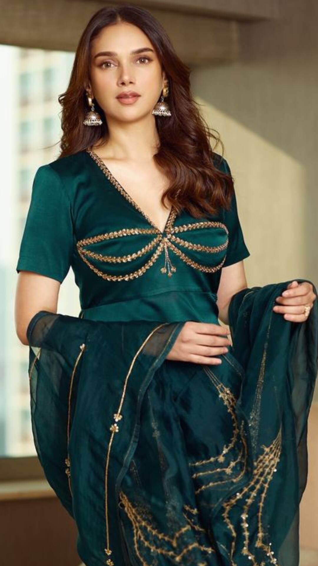 Sonam Kapoor Blends Elegance With Drama In A Green Gown Sonam Kapoor Blends Elegance With Drama In A Green Gown