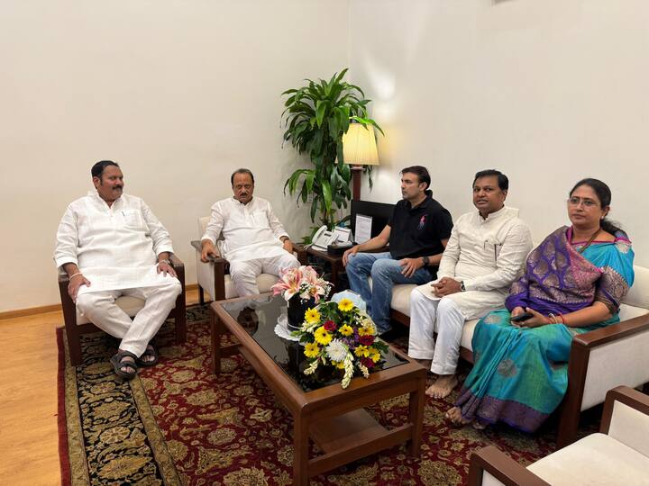 विशेष म्हणजे या भेटीनंतर शिवेंद्रराजेंच्या मंत्री पदासाठी खा.उदयनराजे सरसावले पुढे सरसावल्याची चर्चा राजकीय वर्तुळातून सुरू आहे. उदयनराजेंनी 5 आमदारांसह खा. उदयनराजे भोसले यांनी देवेंद्र फडणवीस यांची भेट घेतल्याने अनेकांना आश्चर्य व्यक्त केलं आहे.