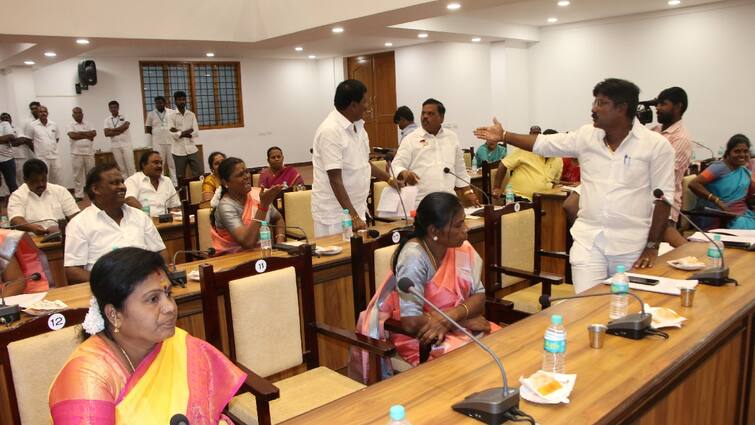 AIADMK councilor who raised a barrage of questions to the officials in salem tnn அதிகாரிகளிடம் சரமாரியான கேள்விகளை எழுப்பிய அதிமுக கவுன்சிலர் - சேலத்தில் பரபரப்பு