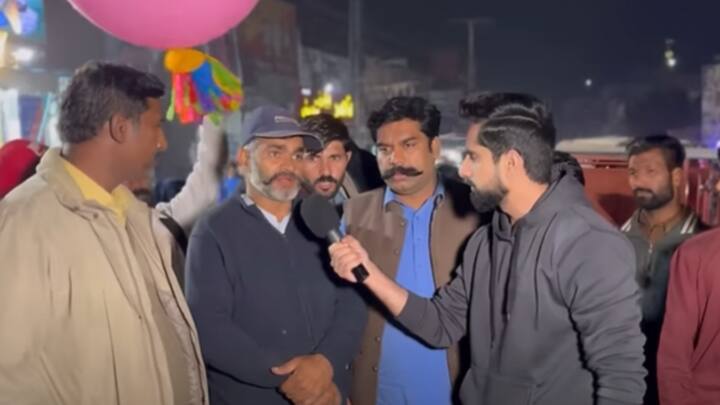 पूर्व प्रधानमंत्री इमरान खान की जेल से रिहाई के लिए पीटीआई के कार्यकर्ता और समर्थक सड़कों पर उतर आए हैं. पाकिस्तान की जनता देश के इन हालातों पर बेहद परेशान और गुस्से में हैं. उनका कहना है कि देश को बर्बाद करने में हुकूमतों का हाथ है. पाकिस्तानी जनता ने कहा कि देश की छवि एक जेल की तरह हो गई है जहां एक कैदी के कारण पूरे पाकिस्तान की इकोनॉमी खतरे में है. कई जगहों पर लोग धरना प्रदर्शन कर रहे हैं. शहरों में लॉकडाउन होने के कारण लोगों को एक शहर से दूसरे शहर में आने जाने जैसी कई परेशानियों का सामना करना पड़ रहा है.