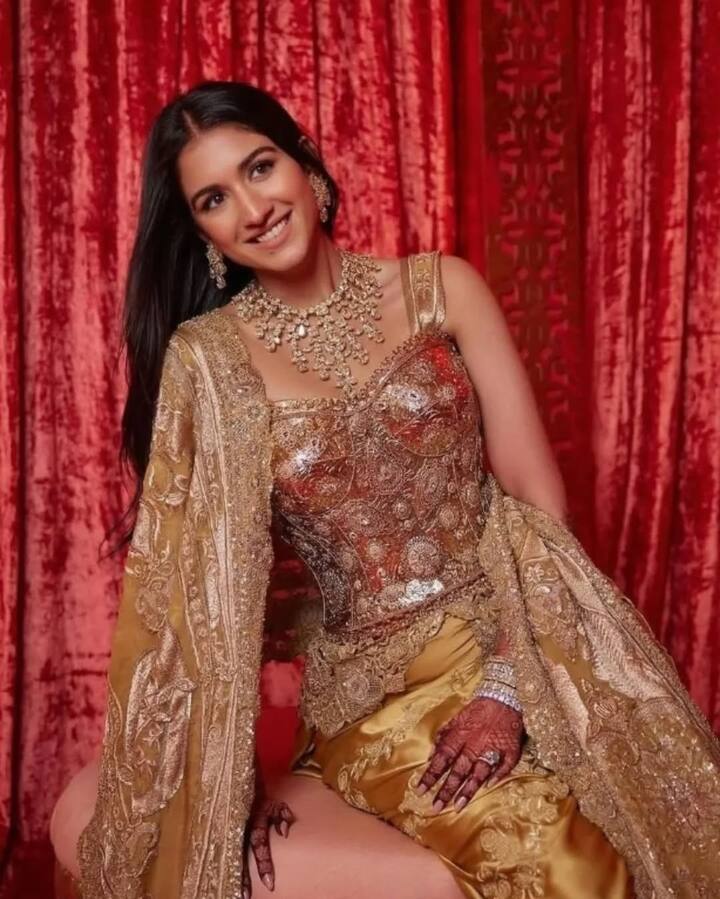 राधिका मर्चेंट और अनंत अंबानी इसी साल शादी के बंधन में बंधे हैं. उनकी शादी के फंक्शन की वीडियो और फोटोज खूब वायरल हुई थीं.