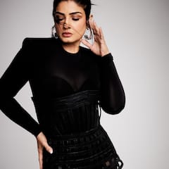 Raveena Tandon: 52 वर्षांची असताना 32 वर्षांची दिसते रवीना; पाहा ब्लॅक लूक!