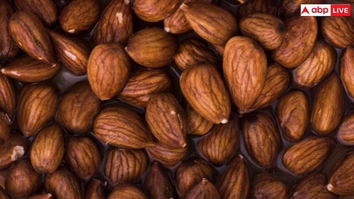 Bleeding – Almonds contain vitamin E in abundance. Vitamin E prevents blood from clotting. In such a situation, eating more almonds can prevent the formation of blood clots. This can lead to problems like heavy bleeding and bleeding that doesn't stop.