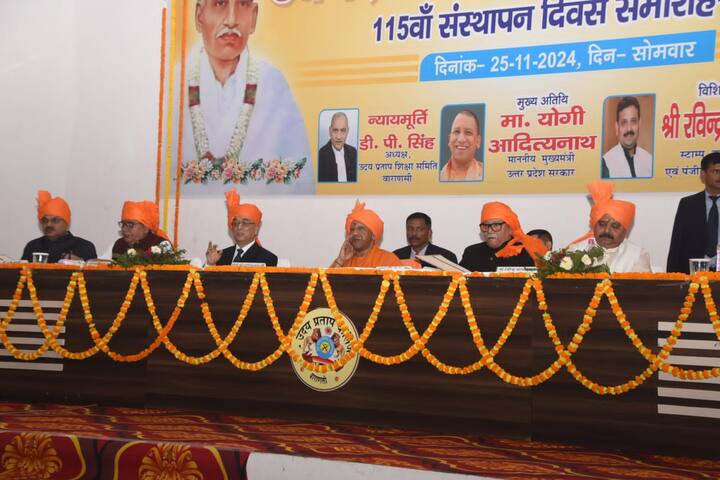 इस दौरान कालेज के शिक्षक, कर्मचारी और बड़ी संख्या में छात्र भी कार्यक्रम में मौजूद रहे.