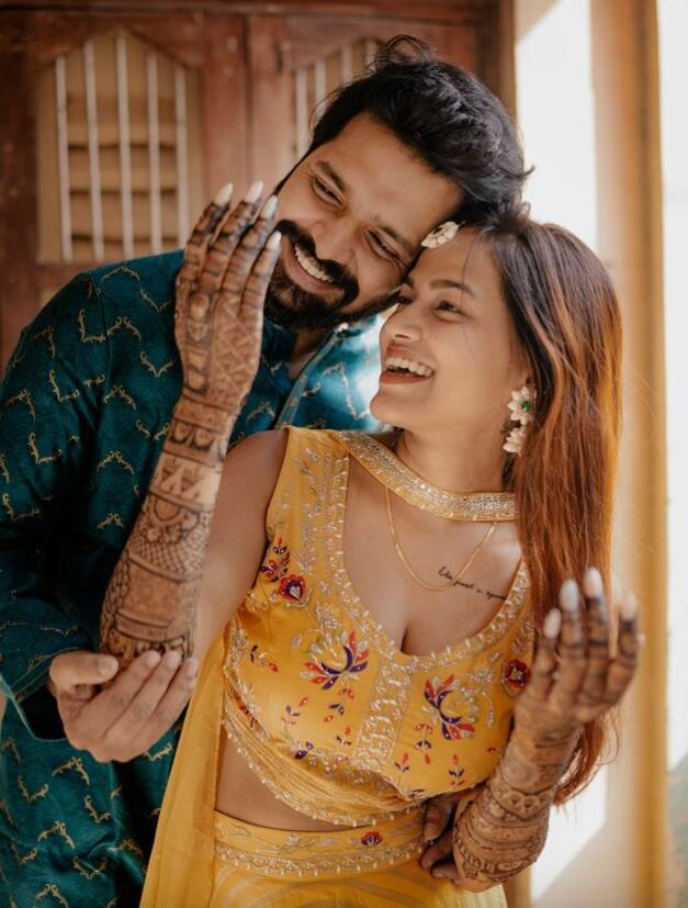 आता ते लवकरच लग्न करणार असून त्यांच्या मेहेंदीचे फोटो सध्या समोर आलेले आहेत.