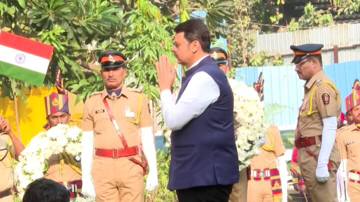 दहशतवादी हल्ल्यात वीरमरण आलेल्या पोलीस अधिकाऱ्यांना सर्व पोलिसांमार्फत पोलीस आयुक्तालयात मानवंदना देण्यात आली.