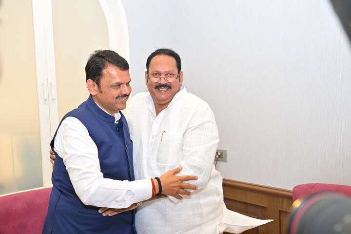 खासदार उदयनराजे भोसले यांनीही आज महायुतीमधील प्रमुख नेत्यांची भेट घेऊन त्यांचे अभिनंदन व सत्कार केला. अगोदर अजित पवार, त्यानंतर सागर बंगल्यावर जाऊन भाजप नेते देवेंद्र फडणवीस यांचाही सत्कार उदयनराजेंकडून करण्यात आला.