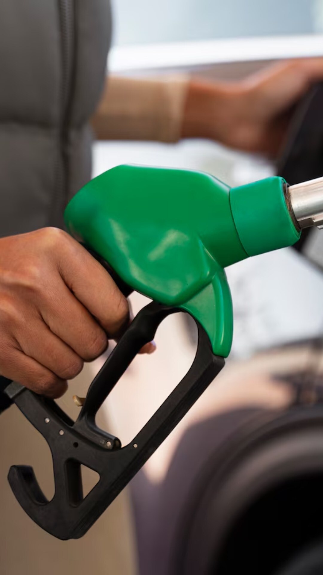 CNG भरवाते वक्त क्यों निकलना पड़ता है कार से बाहर?
