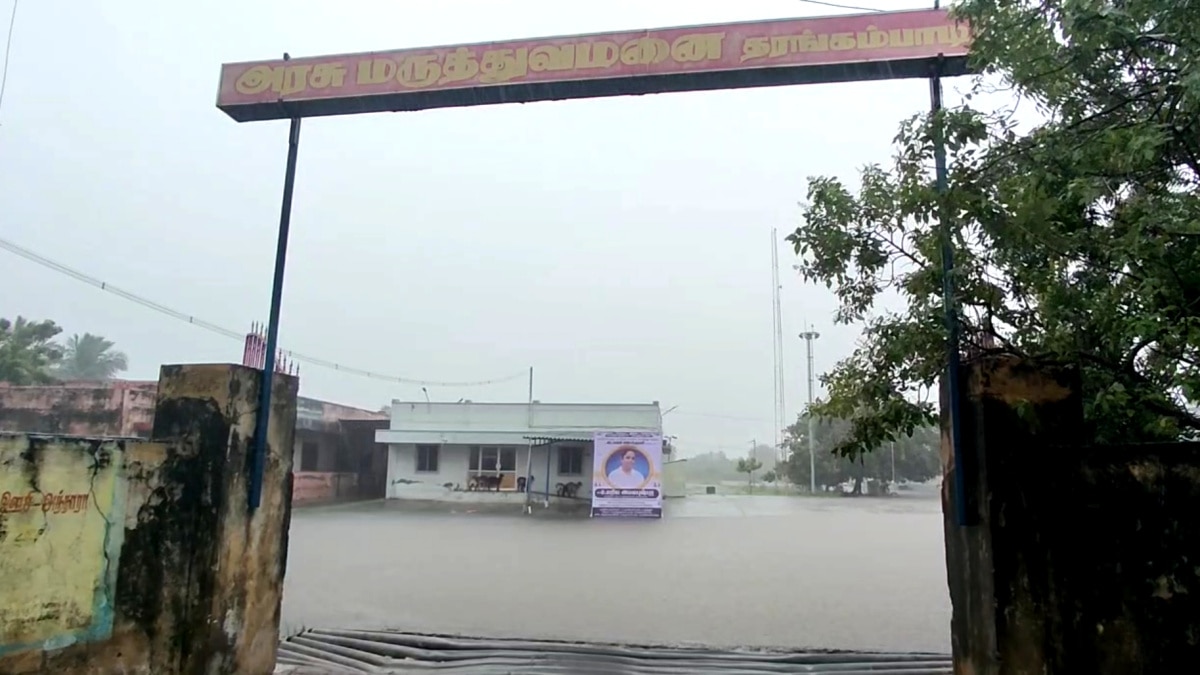 அரசு மருத்துவமனையை சூழ்ந்த மழைநீர் - அவதியடையும் நோயாளிகள்