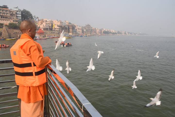 उसके बाद वह गंगा तटवर्ती क्षेत्र में पहुंचकर नाव की मदद से गंगा उस पार डुमरी पहुंचे.