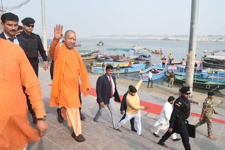 उत्तर प्रदेश के मुख्यमंत्री योगी आदित्यनाथ 25 नवंबर को वाराणसी दौरे पर पहुंचे.