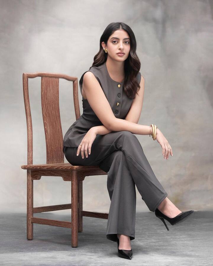 For makeup, she chose subtle blush, dewy skin, defined lashes and a glossy lip colour.