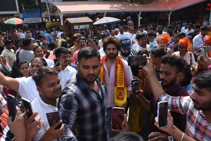 वहीं मंदिर से बाहर आने के बाद कार्तिक फैंस से घिर गए.