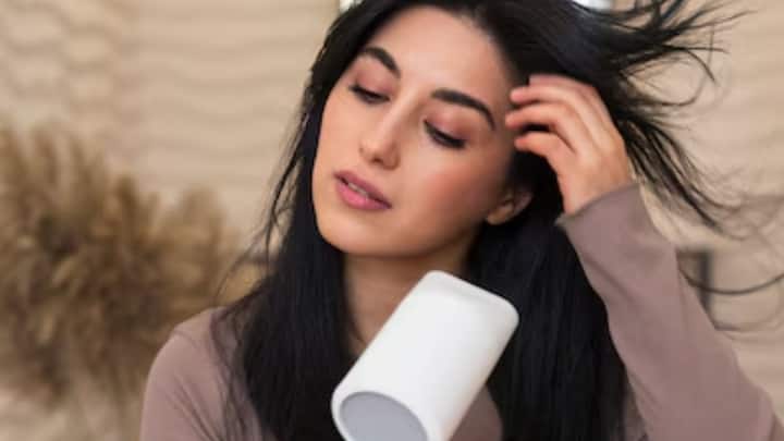 রাতে চুলে শ্যাম্পু না করাই ভাল। যদি কোনও কারণে করতেও হয়, সেক্ষেত্রে চুল ভাল করে শুকিয়ে, তবেই ঘুমাতে যান।