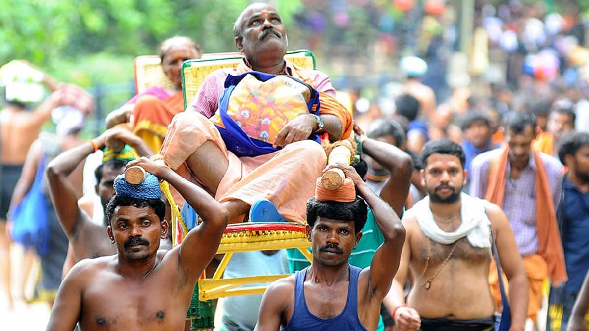 சபரிமலையில் ‘டோலி’ தூக்கும் தொழிலாளர்களின் கண்ணீர் கதை - யார் இவர்கள்? ஏன் இந்த வேலை செய்கிறார்கள்?