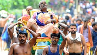 சபரிமலையில் ‘டோலி’ தூக்கும் தொழிலாளர்களின் கண்ணீர் கதை - யார் இவர்கள்? ஏன் இந்த வேலை செய்கிறார்கள்?