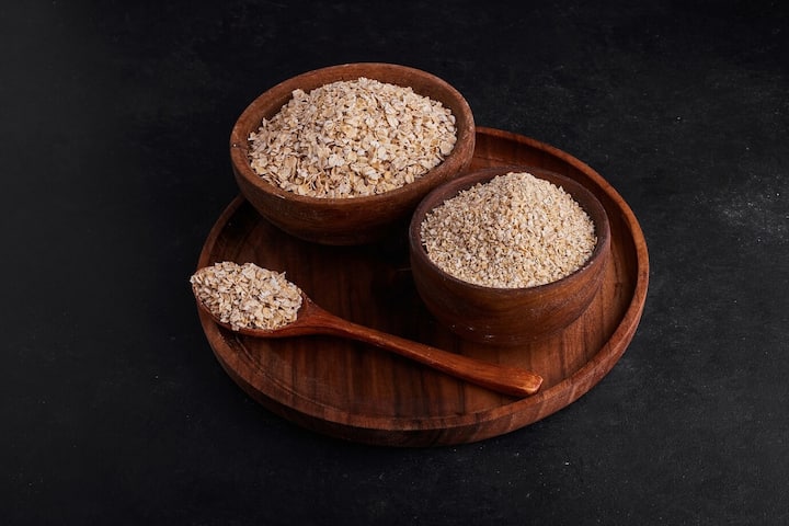 બ્રાન, બિયાં સાથેનો દાણો અને ભૂરા અથવા જંગલી ચોખા જેવા આખા અનાજ એલડીએલ અને કુલ કોલેસ્ટ્રોલને ઘટાડી શકે છે. જે સારા કોલેસ્ટ્રોલને વધારી શકે છે. કારણ કે આ ખાદ્યપદાર્થોમાં દ્રાવ્ય ફાયબર હોય છે, જે ખરાબ કોલેસ્ટ્રોલ ઘટાડવાનું કામ કરે છે. દિવસમાં ઓછામાં ઓછા બે સર્વિંગ આખા અનાજનું સેવન કરવાની ખાતરી કરો.