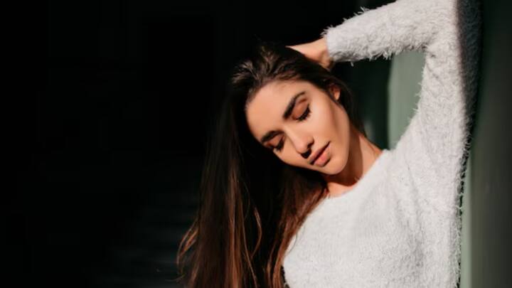 দুশ্চিন্তা, মানসিক চাপ থেকে চুলও ঝরে। এর জন্য দিনের বেলা তেল মালিশ, শ্যাম্পুই যথেষ্ট নয়। রাতে ঘুমাতে যাওয়ার সময়ও চুলের যত্ন নেওয়া জরুরি।