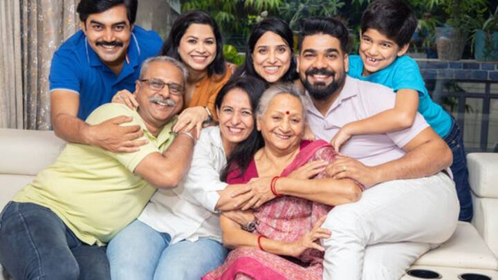 अगर कोई अपनी टिकट को ट्रांसफर करना चाहता है तो वह सिर्फ अपने क्लोज फैमिली मेंबर जिनमें माता-पिता भाई-बहन, बेटा-बेटी, हस्बैंड-वाइफ शामिल होते हैं. टिकट उन्हें ही ट्रांसफर की जा सकती है. इनके अलावा और किसी को नहीं.