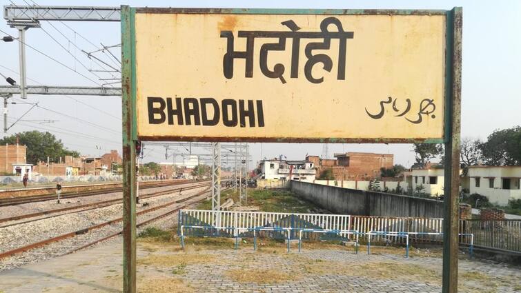 भदोही में RSS कार्यकर्ताओं ने बदला अजीमुल्ला चौराहे का नाम, हनुमान चालीसा का पाठ कर की पूजा Bhadohi RSS Workers changed Azimulla intersection name to Atal Chowk by reciting Hanuman Chalisa भदोही में RSS कार्यकर्ताओं ने बदला अजीमुल्ला चौराहे का नाम, हनुमान चालीसा का पाठ कर की पूजा