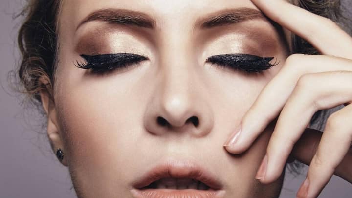 Although eyelid dandruff is not clearly visible, symptoms include itching, red or swollen eyelids, grittiness or irritation in the eyes, and rough, scaly scales on the bottom of the eyelids.