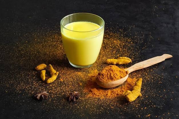 If turmeric is included in your diet during the winter season, you can avoid pollution and cold winds. This is the reason why turmeric laddus, turmeric milk and many things made from turmeric are consumed in winter. It is often advised to drink turmeric milk, but it is often questioned whether or not women should drink turmeric milk during pregnancy. Let us know what the experts say...