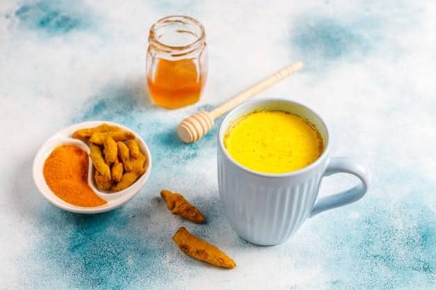 Turmeric works to increase the body's immunity. At the same time, milk is considered a complete food. Curcumin, a compound found in turmeric, may become active and beneficial to health after dissolving in milk.