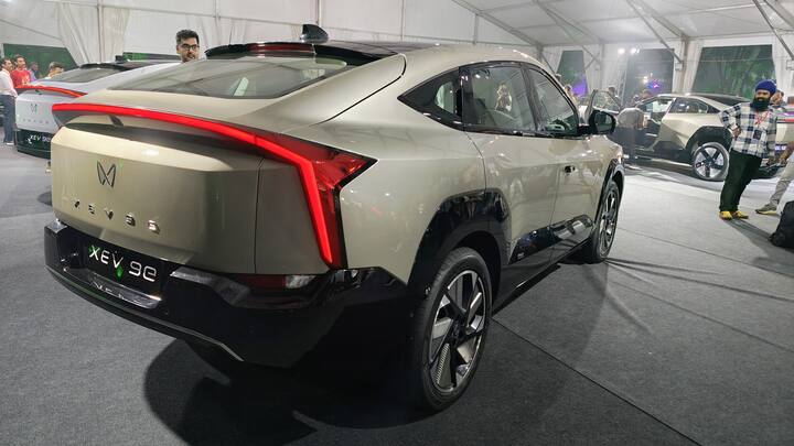 మహీంద్రా భారతదేశంలో రెండు కొత్త ఎలక్ట్రిక్ కార్లను లాంచ్ చేసింది. అవే మహీంద్రా ఎక్స్ఈవీ 9ఈ, మహీంద్రా బీఈ 6ఈ. త్వరలో వీటికి సంబంధించిన సేల్ ప్రారంభం కానుంది.