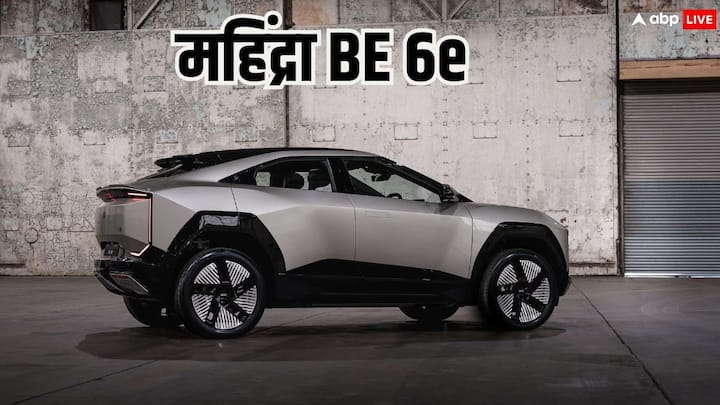 Mahindra BE 6e Launched in India: बेहद ही फ्यूचरिस्टिक डिजाइन के साथ पेश की गई महिंद्रा की नई इलेक्ट्रिक एसयूवी को खूब सराहा जा रहा है. इस एसयूवी की कीमत 18.90 लाख रुपये से शुरू है.