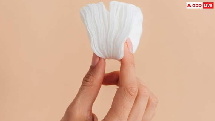 Facial Wipes: एक लड़की के बैग में एक बटुआ, मेकअप का सामान, मेरे इयरफ़ोन, स्नैक्स का एक डिब्बा और ज़ाहिर है. साथ ही एक फ़ेशियल वाइप्स का एक पाउच भी होता है. चेहरे पर वाइप्स का इस्तेमाल क्या सही है?