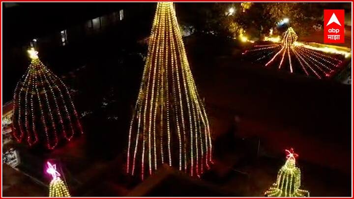 कैवल्य चक्रवर्ती साम्राज्य ज्ञानेश्वर माऊलींच्या  728 व्या संजीवन समाधी सोहळ्यानिमित्त माऊलींच्या संजीवन समाधी मंदिराला केलेल्या नेत्रदीपक रोषणाई केली आहे.