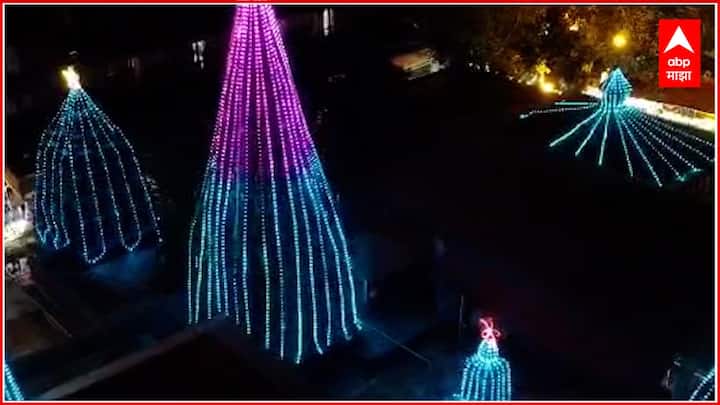 कार्तिकी एकादशीनिमित्त पवित्र इंद्रायणीत स्नान करून लाखो भाविकांनी ज्ञानदेवांच्या संजीवन समाधीचे डोळेभरून दर्शन घेतले.