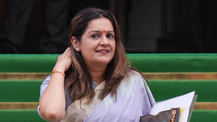 शिवसेना (यूबीटी) सांसद प्रियंका चतुर्वेदी ने सवाल उठाते हुए कहा, 