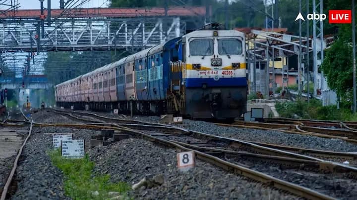 Indian Railway Rules For Ticket Transferring:  अगर आप अपनी कंफर्म टिकट पर सफर नहीं कर रहे तो आपको अपनी टिकट कैंसिल करने की जरूरत नहीं है. आपनी टिकट किसी और को भी ट्रांसफर कर सकत है. जानें कैसे.