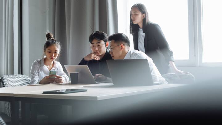 Collaborative Spaces: Spaces which can be used to hold brainstorming sessions, informal team meetings and also for casual talks. (Image source: Canva)