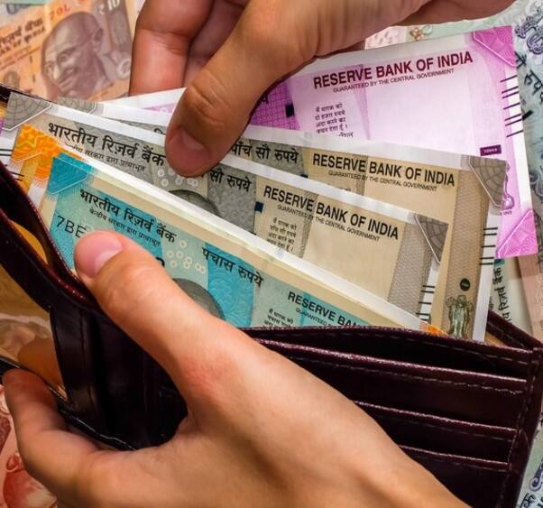 ਪੁਲਿਸ ਵੱਲੋਂ ਦਿੱਤੀ ਜਾਣਕਾਰੀ ਅਨੁਸਾਰ ਮੁਲਜ਼ਮ ਪਲਵਿੰਦਰ ਸਿੰਘ NRI ਇਕਬਾਲ ਸਿੰਘ ਸੰਧੂ ਕੋਲ ਡਰਾਈਵਰ ਵਜੋਂ ਕੰਮ ਕਰਦਾ ਸੀ ਅਤੇ ਛੇ ਮਹੀਨੇ ਪਹਿਲਾਂ ਉਸ ਨੂੰ ਏਅਰਪੋਰਟ ’ਤੇ ਛੱਡਣ ਗਿਆ ਸੀ। ਇਸੇ ਦੌਰਾਨ ਮੁਲਜ਼ਮ ਨੇ ਰਸਤੇ ਵਿੱਚ ਆਪਣਾ ਸਿਮ ਬਦਲ ਲਿਆ। ਇਸ ਤੋਂ ਬਾਅਦ ਮੁਲਜ਼ਮ ਨੇ ਯੂ-ਟਿਊਬ ਰਾਹੀਂ ਜਾਣਿਆ ਕਿ ਡੈਬਿਟ ਕਾਰਡ ਕਿਵੇਂ ਆਰਡਰ ਕਰਨਾ ਹੈ ਅਤੇ ਕਿਵੇਂ ਪਹੁੰਚ ਕਰਨੀ ਹੈ। ਇਸ ਤੋਂ ਬਾਅਦ ਮੁਲਜ਼ਮ ਨੇ ਪਹਿਲਾਂ ਉਸੇ ਨੰਬਰ ਦੀ ਵਰਤੋਂ ਕਰਕੇ ਦੁਬਾਰਾ ਸਿਮ ਕਾਰਡ ਹਾਸਲ ਕੀਤਾ ਅਤੇ ਫਿਰ ਉਸੇ ਨੰਬਰ ਤੋਂ ਡੈਬਿਟ ਕਾਰਡ ਹਾਸਲ ਕਰਕੇ ਉਸ ਦੀ e-mail ਤੱਕ ਪਹੁੰਚ ਹਾਸਲ ਕੀਤੀ।